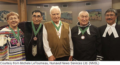Réception de l'Ordre du Nunavut au père Lechat en 2015